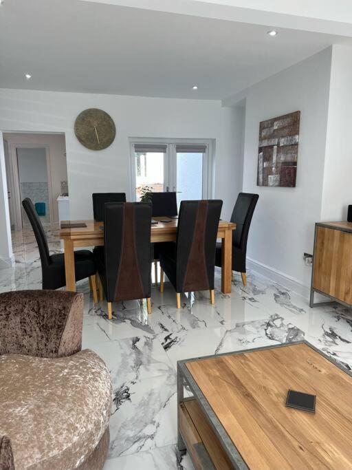 Clare Street - 3 Bedroom House With Private Parking Merthyr Tydfil Extérieur photo