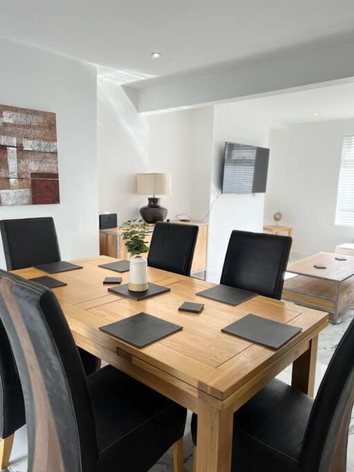 Clare Street - 3 Bedroom House With Private Parking Merthyr Tydfil Extérieur photo