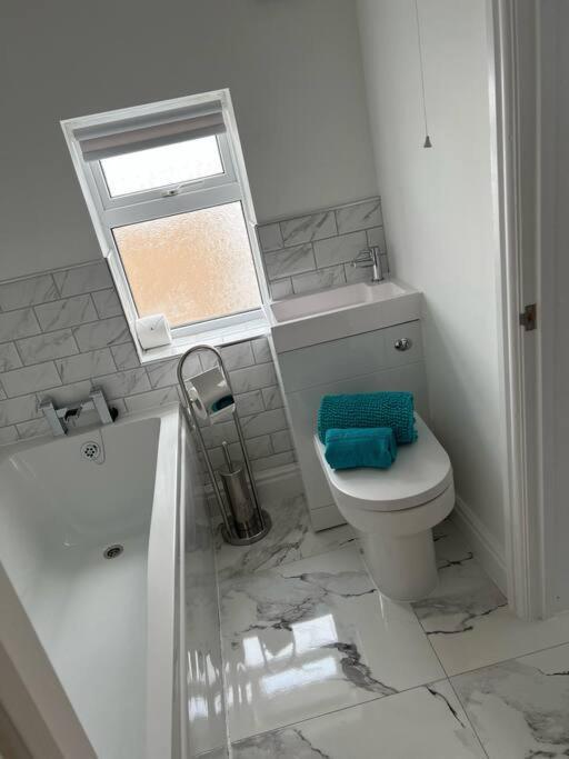 Clare Street - 3 Bedroom House With Private Parking Merthyr Tydfil Extérieur photo